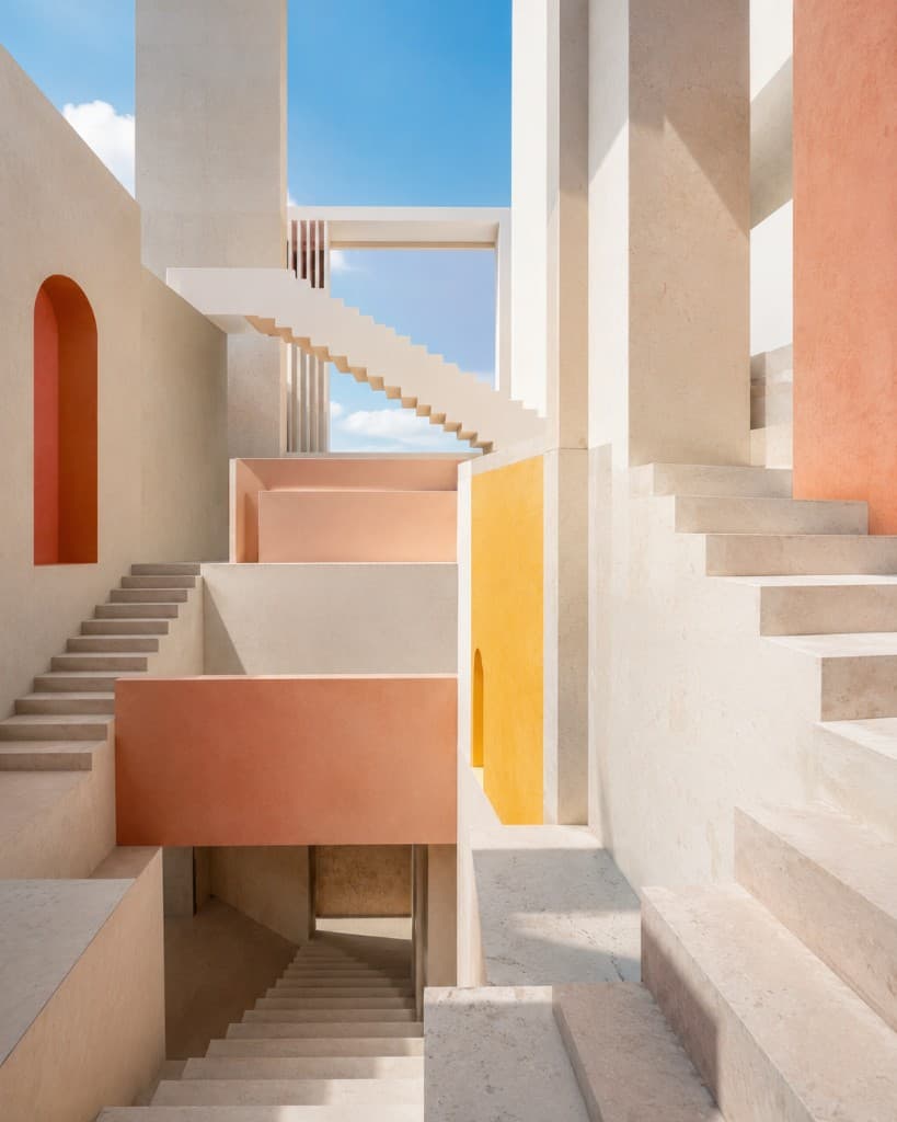 Arquitectura mediterránea con escaleras en tonos cálidos